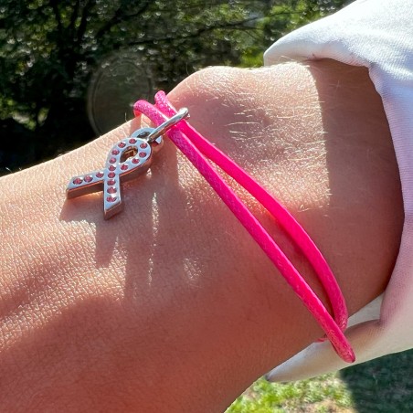 Bracelet brésilien avec un Charm monté sur cordon rose.