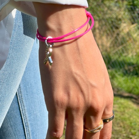 Bracelet brésilien avec un Charm monté sur cordon rose.