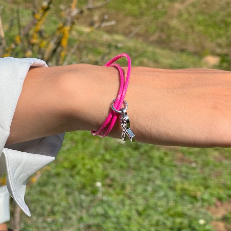 Bracelet brésilien avec un Charm monté sur cordon rose.